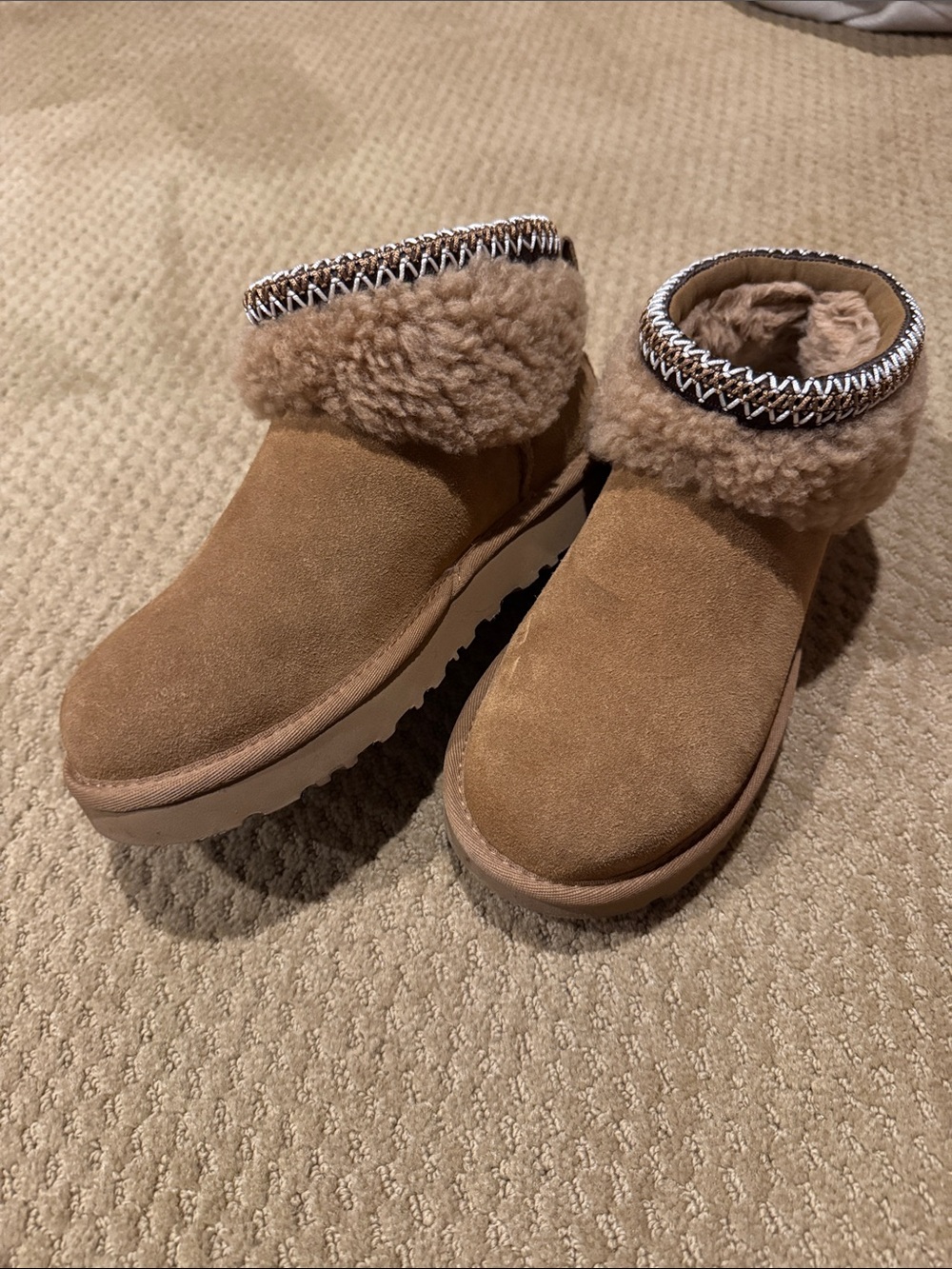 UGG Classic Ultra Mini Maxi Curly boots in chestnut. Size 6. Only worn once!